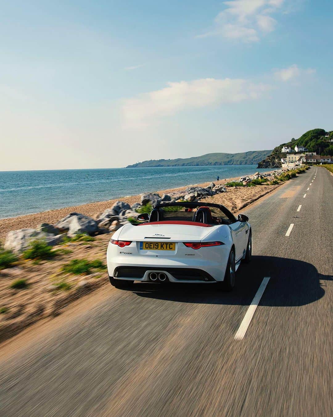 Jaguarさんのインスタグラム写真 - (JaguarInstagram)「Find that one driving road that brings you back. Over and over again.  #JaguarJourneys #Jaguar #FTYPE #Luxury #Premium #SportsCar #Convertible #CarsofInstagram #InstaCar #InstaDesign #England #UK」8月23日 22時26分 - jaguar