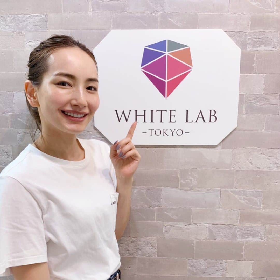 のインスタグラム：「* #辻元舞 さんいつもありがとうございます✨😻 モデルさん、女優さんの様に しっかり白くしたい方や #白いセラミック が入っていて色合わせしたい方は 念のため2回くらいのご来院を予定しておいてください！！ * * 8/24〜25は #ウエコレ に出展します👰 #プレ花嫁 さんは是非ご参加下さい。 場所は #目黒 駅前、参加費無料です。 * * また、明日は渋谷院、銀座院ともに満席のため #キャンセル待ち となっております。 お急ぎの方は明日お電話 03-6805-1240 にてお問い合わせ下さい🙏 * * #モデル #女優 #美人 #芸能人も通うホワイトニング #オフィスホワイトニング #ホワイトニング渋谷 #ホワイトニング銀座 #ウェディング #イベント #プレ花嫁さんと繋がりたい #ウェディングイベント #ブライダル #ブライダルホワイトニング #ブライダル特別優待券 #美容 #ファッション #きれいになりたい #ファッションモデル #model #beauty #whitening」