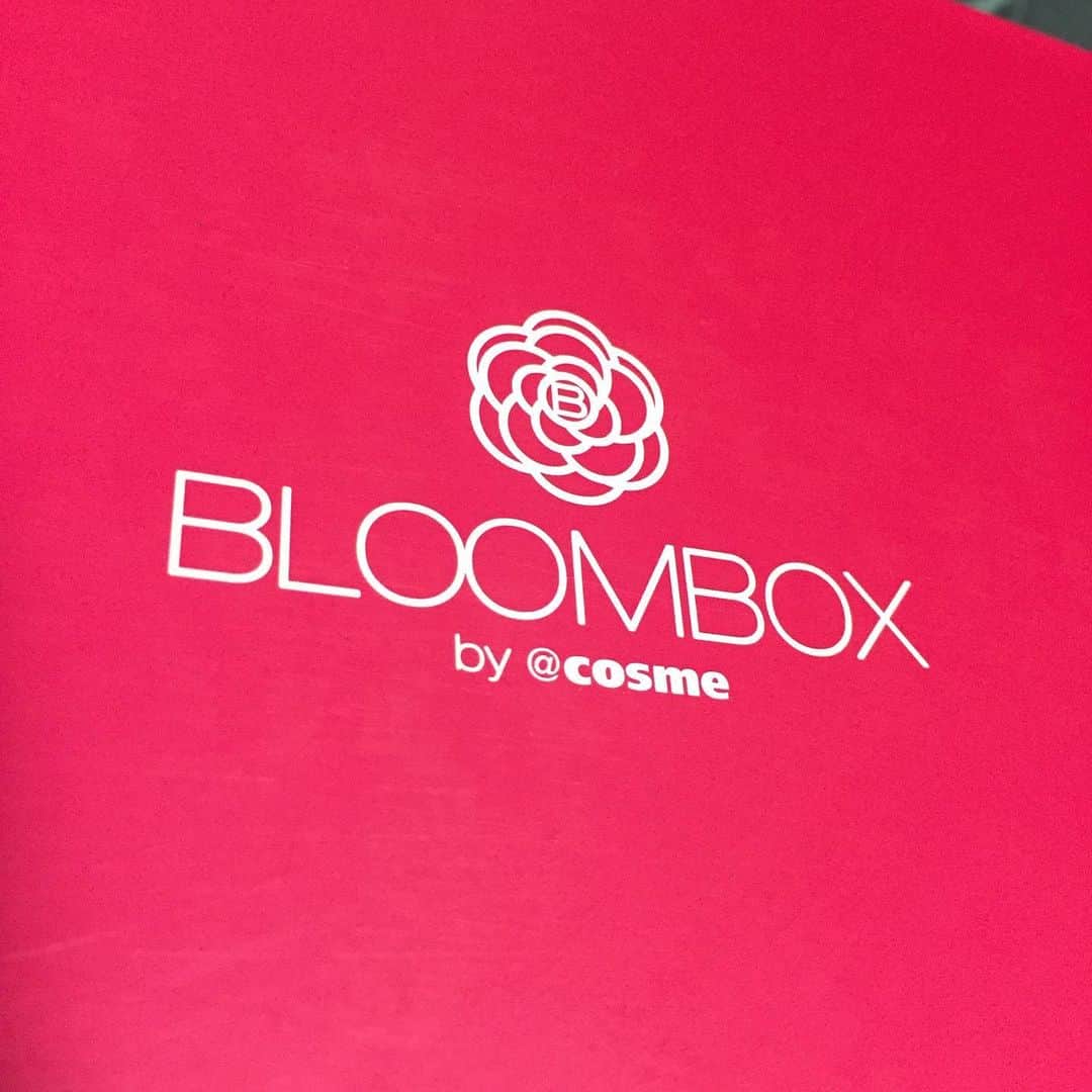 浦えりかのインスタグラム：「今月も #bloombox 届いた♪( ´▽｀) ミノン入っていたの嬉しいな。  #minon #ミノン #ミノンアミノモイスト #ミノンアミノモイスト保湿ジェルパック  #ayura #アユーラ #アユーラリズムコンセントレート  #nivea #ニベア #ニベアマシュマロケア  #honeyroa #honeyessencepack  #biore #ビオレuvアスリズム」