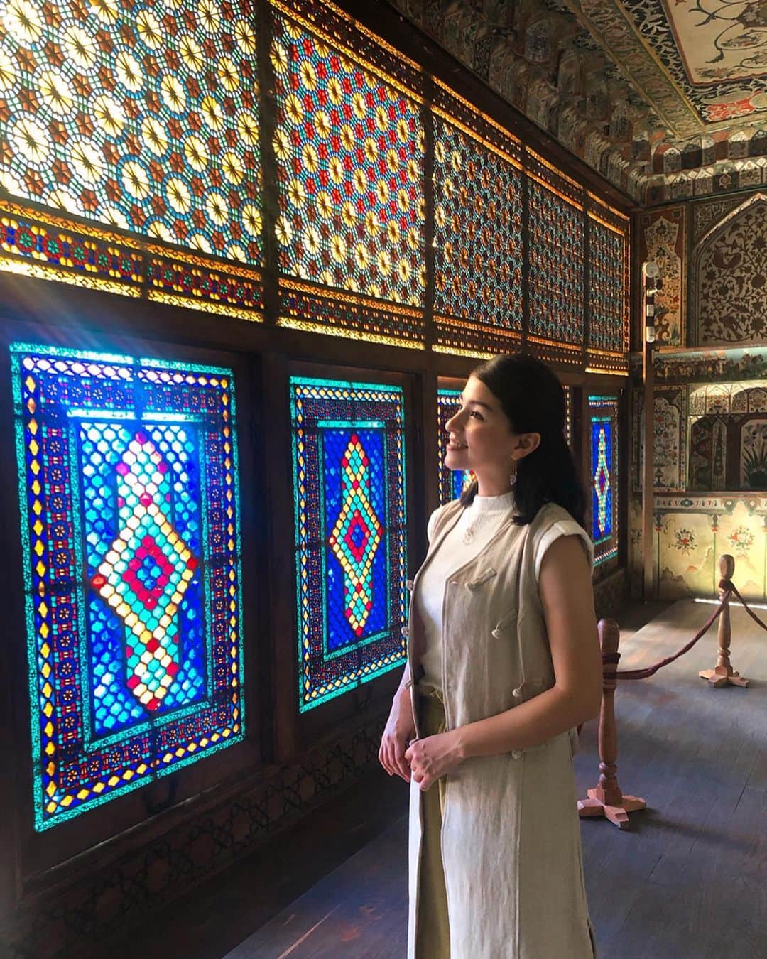のインスタグラム：「初めて訪れた#アゼルバイジャン で、お気に入りだった場所が、かつてのシルクロードの中継地として栄えた古都「#シェキ 」。 . 中でも「シェキ・ハーン宮殿 」は、シェキでの最大の見どころのひとつで、宮殿内の色とりどりのヴェネツィアングラスと細やかな木の細工で飾られた窓は眼を見張る美しさでした。 . みなさん、よい週末を！ . #Azerbaijan #ShakiKhanPlace #Barby旅行記 #trip #世界遺産 #シェキハーン宮殿」