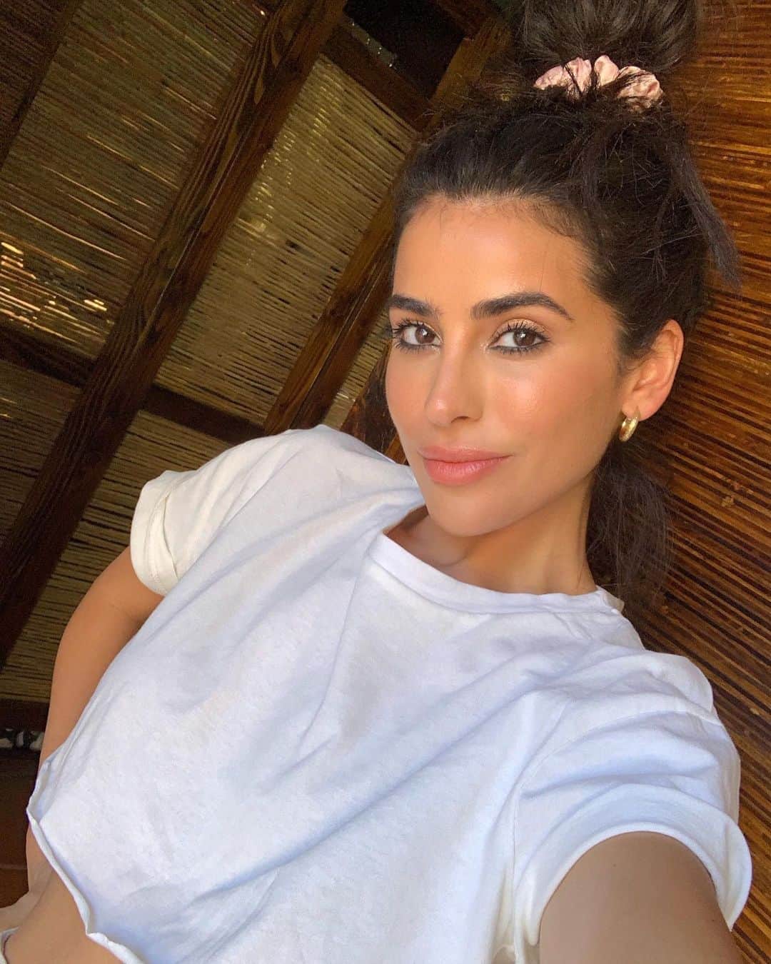 Sazan Hendrixさんのインスタグラム写真 - (Sazan HendrixInstagram)「No filter Friday ✨ I snapped this yesterday when I got back to my room after a long day. Woah to this foundation. Woah to no touch ups. Only thing that needs a little prayer is my ratch top knot. Jkjk 🤣 Linking this foundation on my stories 💛 #tgif」8月23日 22時36分 - sazan