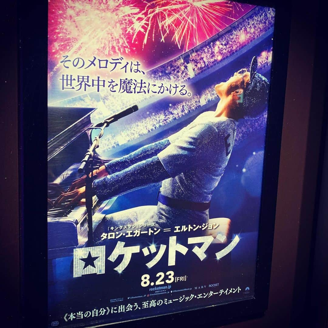 飯田カヅキさんのインスタグラム写真 - (飯田カヅキInstagram)「『ロケットマン』を観てきました。「僕の歌は君の歌」が作られるシーン良かったな。今夜は久々にエルトン・ジョンを聴こう。  #ロケットマン #rocketman #エルトンジョン #eltonjohn #taronegerton #タロンエガ－トン #映画 #movie #cinema」8月23日 22時38分 - kazukiiida_strange