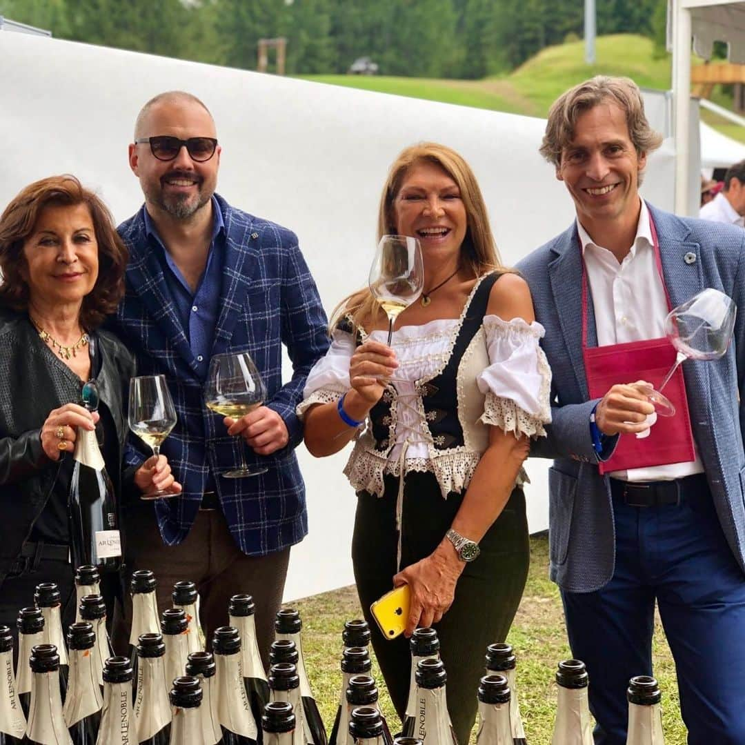 イタレッセさんのインスタグラム写真 - (イタレッセInstagram)「We toasted to the summer and enjoyed the typical dishes at the Cortina Summer Party with Masterclass collection! Our Patrizia Pinatti could not miss in the company of chef Fabio Pompanin, Alvise Zuliani, Alessandro Benetton, Mauro Guerresco, Liliana Lanaro, Barbara Rinaldi. Cheers! 🍷 #italesse #design #glassware #stemware #glass #restaurant #bar #vino #wine #champagne #vinospumante #sparklingwine #vinorosso #vinobianco #party #summerparty #summerfestival #festival #wineaccessories #winetasting #winelover #winetime #instawine @cortinasummerparty @ristorantealcamin @lacavecortina @pride_eyewear  @patriziapinatti @alessandro_benetton @mauroguerrescocortina @barbararinaldi5 @lilianmant @lilianamantionelanaro」8月23日 22時39分 - italesse