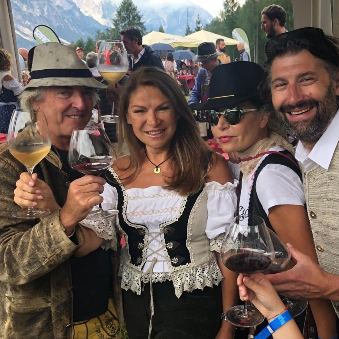 イタレッセさんのインスタグラム写真 - (イタレッセInstagram)「We toasted to the summer and enjoyed the typical dishes at the Cortina Summer Party with Masterclass collection! Our Patrizia Pinatti could not miss in the company of chef Fabio Pompanin, Alvise Zuliani, Alessandro Benetton, Mauro Guerresco, Liliana Lanaro, Barbara Rinaldi. Cheers! 🍷 #italesse #design #glassware #stemware #glass #restaurant #bar #vino #wine #champagne #vinospumante #sparklingwine #vinorosso #vinobianco #party #summerparty #summerfestival #festival #wineaccessories #winetasting #winelover #winetime #instawine @cortinasummerparty @ristorantealcamin @lacavecortina @pride_eyewear  @patriziapinatti @alessandro_benetton @mauroguerrescocortina @barbararinaldi5 @lilianmant @lilianamantionelanaro」8月23日 22時39分 - italesse