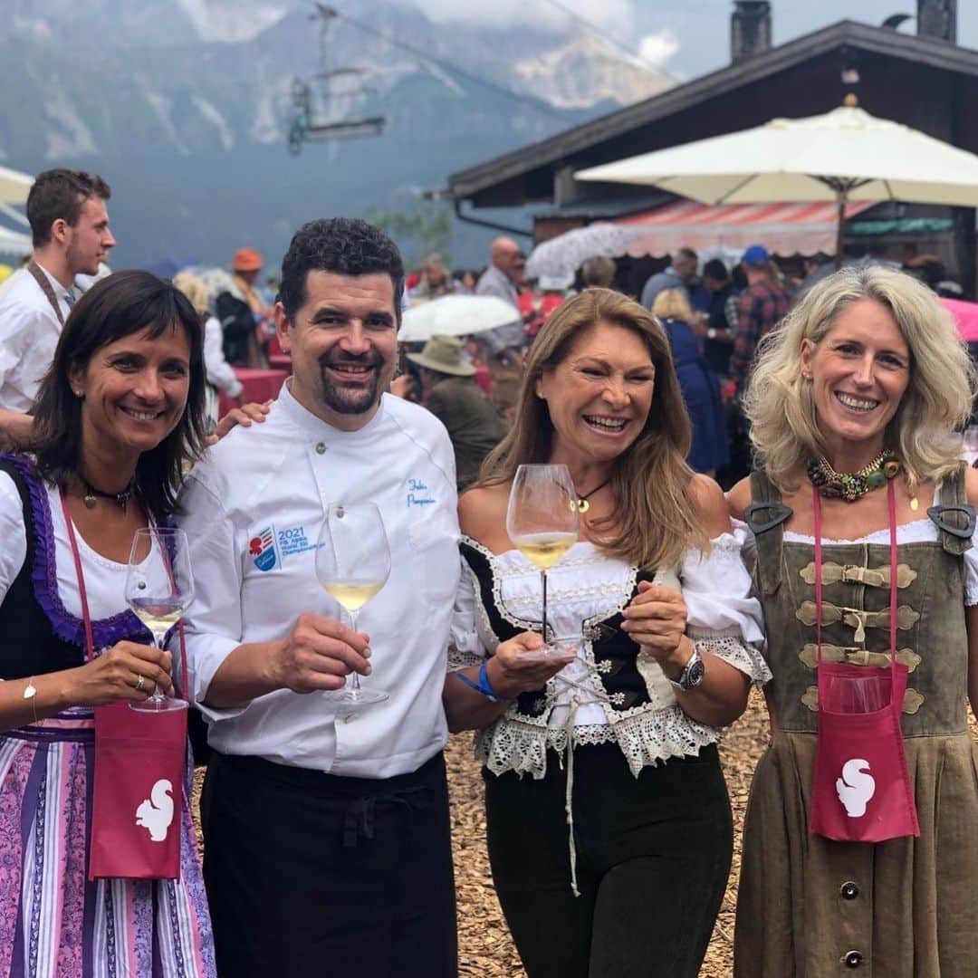 のインスタグラム：「We toasted to the summer and enjoyed the typical dishes at the Cortina Summer Party with Masterclass collection! Our Patrizia Pinatti could not miss in the company of chef Fabio Pompanin, Alvise Zuliani, Alessandro Benetton, Mauro Guerresco, Liliana Lanaro, Barbara Rinaldi. Cheers! 🍷 #italesse #design #glassware #stemware #glass #restaurant #bar #vino #wine #champagne #vinospumante #sparklingwine #vinorosso #vinobianco #party #summerparty #summerfestival #festival #wineaccessories #winetasting #winelover #winetime #instawine @cortinasummerparty @ristorantealcamin @lacavecortina @pride_eyewear  @patriziapinatti @alessandro_benetton @mauroguerrescocortina @barbararinaldi5 @lilianmant @lilianamantionelanaro」