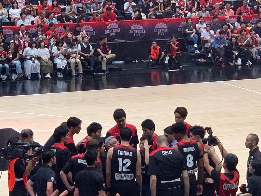 平野 早矢香さんのインスタグラム写真 - (平野 早矢香Instagram)「昨日はバスケット🏀 日本代表🇯🇵対アルゼンチン代表🇦🇷の強化試合を観戦に行きました✨パートナーは競泳の #星奈津美ちゃん 💕引退してから仲良くなった奈津美ちゃん、私のお喋りにいつも優しく付き合ってくれます😂  注目していた八村選手をはじめ、日本を代表する選手達が勢揃い✨Bリーグを何度も観戦に行っている私からすると夢のようなドリームチームを観ることができて興奮しました🤩 格上アルゼンチンに対して果敢に攻める日本チームでしたが、アルゼンチンはパス回しも早く、何と言ってもスリーポイントやフリースローをほとんど外さない💦レベルが高い😣強化試合とはいえ全力で勝ちに行くという選手達の強い想いを感じ、中でも試合後の八村選手の悔しそうな表情がとても印象に残りました。 W杯に向けていい準備を重ねて、本番では大暴れしてきてもらいたいです😆 選手の皆さん応援しています✨✨ 明日8月24日(土)は #BSテレ東 #卓球ジャパン #夜10時から #Tリーグ開幕直前SP #石垣優香ちゃんご出演 #みてねー⭐︎」8月23日 22時45分 - sayakahirano0324