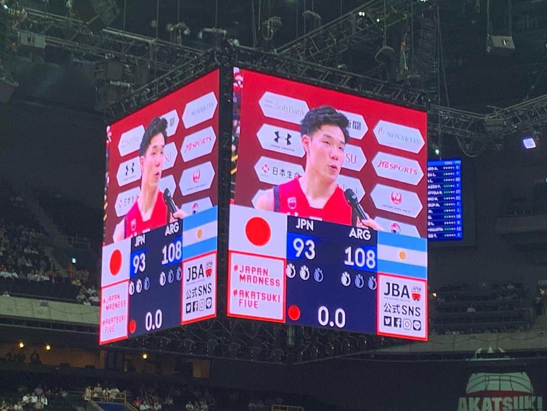 平野 早矢香さんのインスタグラム写真 - (平野 早矢香Instagram)「昨日はバスケット🏀 日本代表🇯🇵対アルゼンチン代表🇦🇷の強化試合を観戦に行きました✨パートナーは競泳の #星奈津美ちゃん 💕引退してから仲良くなった奈津美ちゃん、私のお喋りにいつも優しく付き合ってくれます😂  注目していた八村選手をはじめ、日本を代表する選手達が勢揃い✨Bリーグを何度も観戦に行っている私からすると夢のようなドリームチームを観ることができて興奮しました🤩 格上アルゼンチンに対して果敢に攻める日本チームでしたが、アルゼンチンはパス回しも早く、何と言ってもスリーポイントやフリースローをほとんど外さない💦レベルが高い😣強化試合とはいえ全力で勝ちに行くという選手達の強い想いを感じ、中でも試合後の八村選手の悔しそうな表情がとても印象に残りました。 W杯に向けていい準備を重ねて、本番では大暴れしてきてもらいたいです😆 選手の皆さん応援しています✨✨ 明日8月24日(土)は #BSテレ東 #卓球ジャパン #夜10時から #Tリーグ開幕直前SP #石垣優香ちゃんご出演 #みてねー⭐︎」8月23日 22時45分 - sayakahirano0324