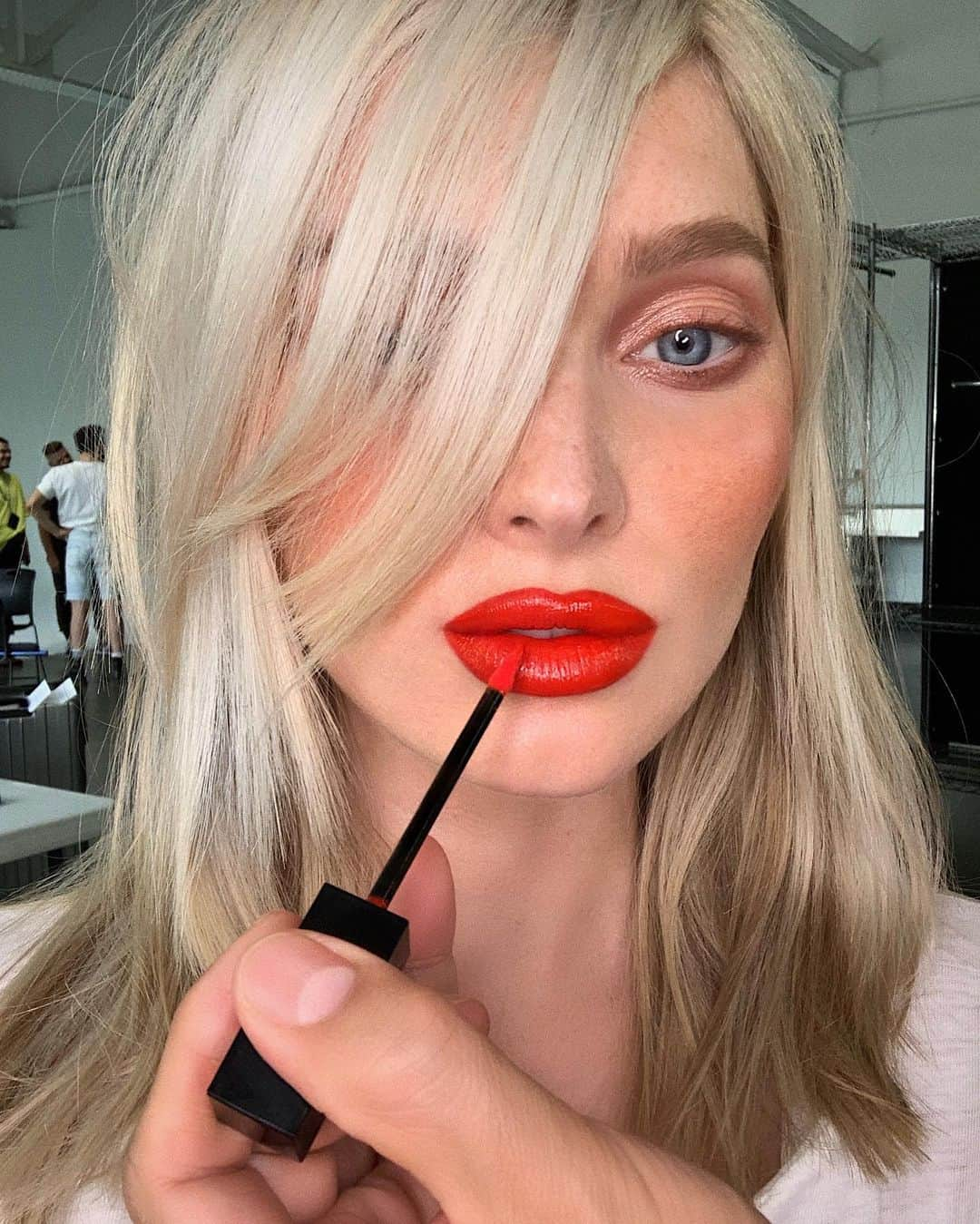 Hung Vanngoさんのインスタグラム写真 - (Hung VanngoInstagram)「Obsessed with #BurberryLipLacquer 💄❤️. These high-shine, bold, pigmented, non-drying and gel-like textured lacquers are fantastic! On @hoskelsa is shade “Tangerine Red No.35” ❤️ @BurberryBeauty #BurberryBeauty @Burberry #Burberry #sponsored」8月23日 22時58分 - hungvanngo