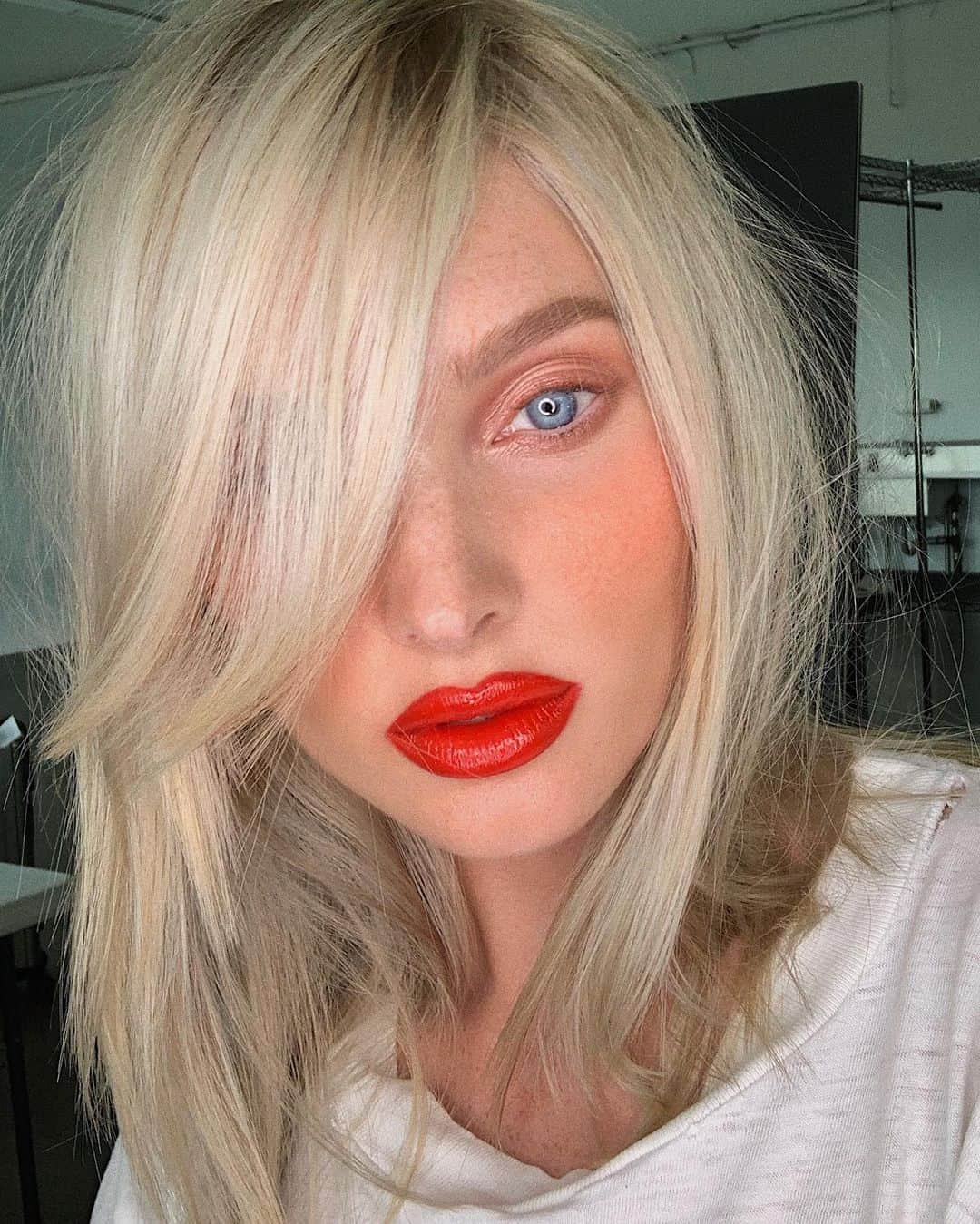 Hung Vanngoさんのインスタグラム写真 - (Hung VanngoInstagram)「Obsessed with #BurberryLipLacquer 💄❤️. These high-shine, bold, pigmented, non-drying and gel-like textured lacquers are fantastic! On @hoskelsa is shade “Tangerine Red No.35” ❤️ @BurberryBeauty #BurberryBeauty @Burberry #Burberry #sponsored」8月23日 22時58分 - hungvanngo