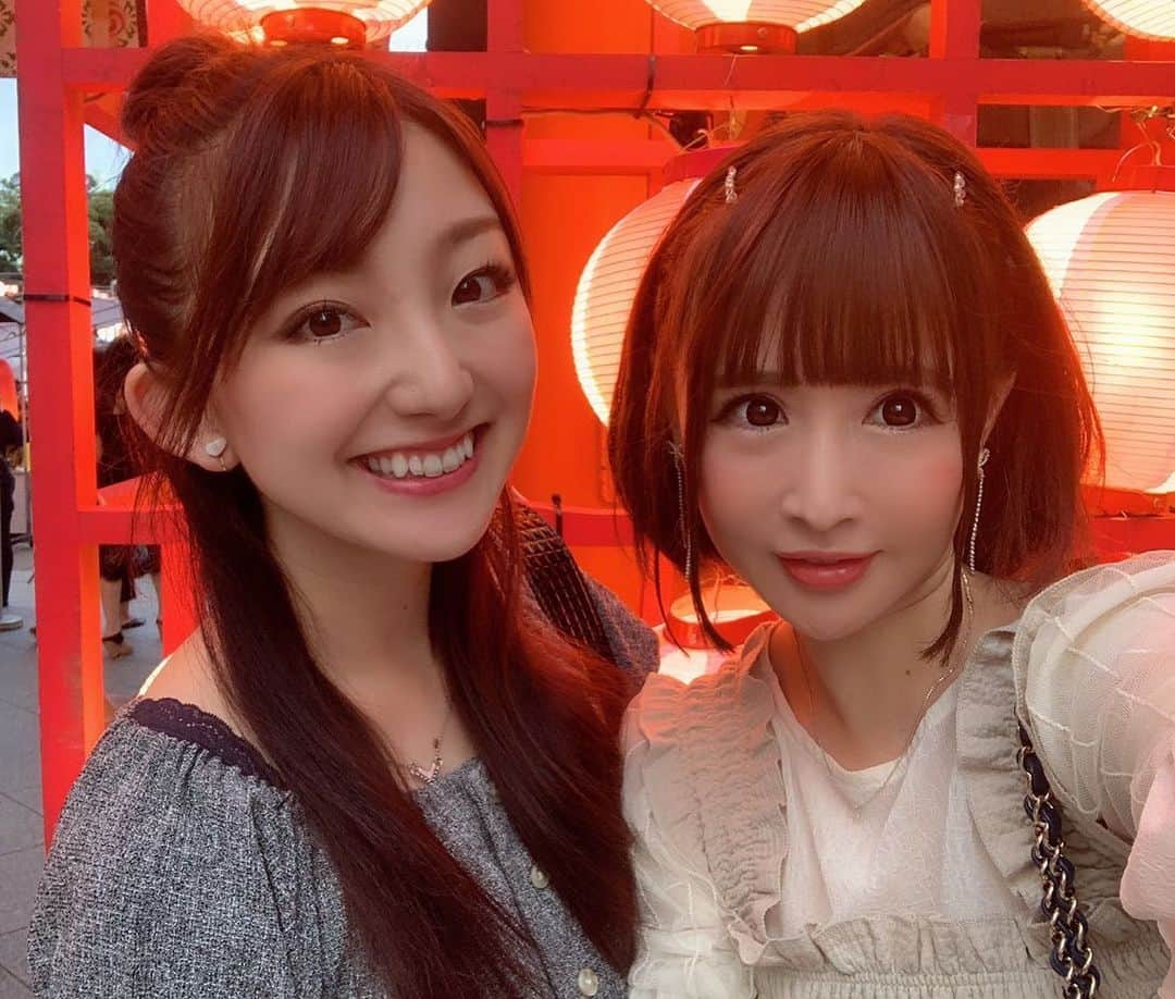 尻無浜冴美さんのインスタグラム写真 - (尻無浜冴美Instagram)「せあらのタピオカ屋さん遊び行ってきたよ♪﻿ 内緒で行ったからせあら驚いてた🤭💗﻿ せあら1日中頑張ってました（；＿；）﻿ 明日もやってるみたいだからみんなも行ってみてね✨﻿ ﻿ トッピングのホッピングボバ美味い！！﻿ タピオカかと思ったら噛んだ瞬間弾けて中からフルーティな液体が出てくるの♪﻿ ハマる😋😋﻿ ﻿ ﻿ ﻿ ﻿ #江戸東京夜市 ﻿ #神田明神 ﻿ #タピオカ ﻿ #tapioca ﻿ #edocco ﻿ #祭 ﻿ #祭り ﻿ #夜市 ﻿ #神田 ﻿ #kanndamyoujin ﻿ #神社 ﻿ #shrine ﻿ #光上せあら ﻿ #温泉はずき」8月23日 22時50分 - saemi_shinahama