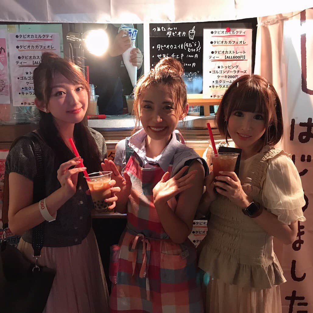 尻無浜冴美さんのインスタグラム写真 - (尻無浜冴美Instagram)「せあらのタピオカ屋さん遊び行ってきたよ♪﻿ 内緒で行ったからせあら驚いてた🤭💗﻿ せあら1日中頑張ってました（；＿；）﻿ 明日もやってるみたいだからみんなも行ってみてね✨﻿ ﻿ トッピングのホッピングボバ美味い！！﻿ タピオカかと思ったら噛んだ瞬間弾けて中からフルーティな液体が出てくるの♪﻿ ハマる😋😋﻿ ﻿ ﻿ ﻿ ﻿ #江戸東京夜市 ﻿ #神田明神 ﻿ #タピオカ ﻿ #tapioca ﻿ #edocco ﻿ #祭 ﻿ #祭り ﻿ #夜市 ﻿ #神田 ﻿ #kanndamyoujin ﻿ #神社 ﻿ #shrine ﻿ #光上せあら ﻿ #温泉はずき」8月23日 22時50分 - saemi_shinahama