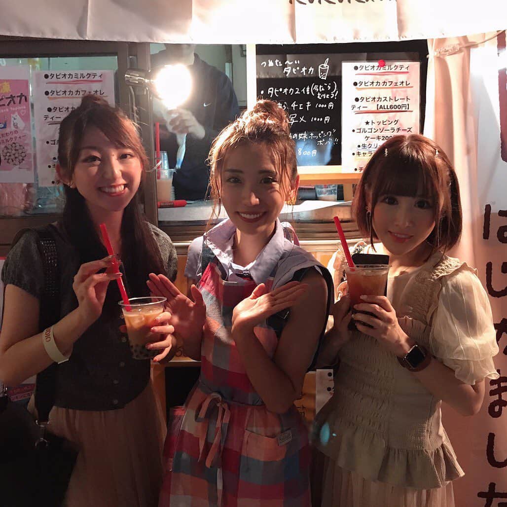 尻無浜冴美さんのインスタグラム写真 - (尻無浜冴美Instagram)「せあらのタピオカ屋さん遊び行ってきたよ♪﻿ 内緒で行ったからせあら驚いてた🤭💗﻿ せあら1日中頑張ってました（；＿；）﻿ 明日もやってるみたいだからみんなも行ってみてね✨﻿ ﻿ トッピングのホッピングボバ美味い！！﻿ タピオカかと思ったら噛んだ瞬間弾けて中からフルーティな液体が出てくるの♪﻿ ハマる😋😋﻿ ﻿ ﻿ ﻿ ﻿ #江戸東京夜市 ﻿ #神田明神 ﻿ #タピオカ ﻿ #tapioca ﻿ #edocco ﻿ #祭 ﻿ #祭り ﻿ #夜市 ﻿ #神田 ﻿ #kanndamyoujin ﻿ #神社 ﻿ #shrine ﻿ #光上せあら ﻿ #温泉はずき」8月23日 22時50分 - saemi_shinahama