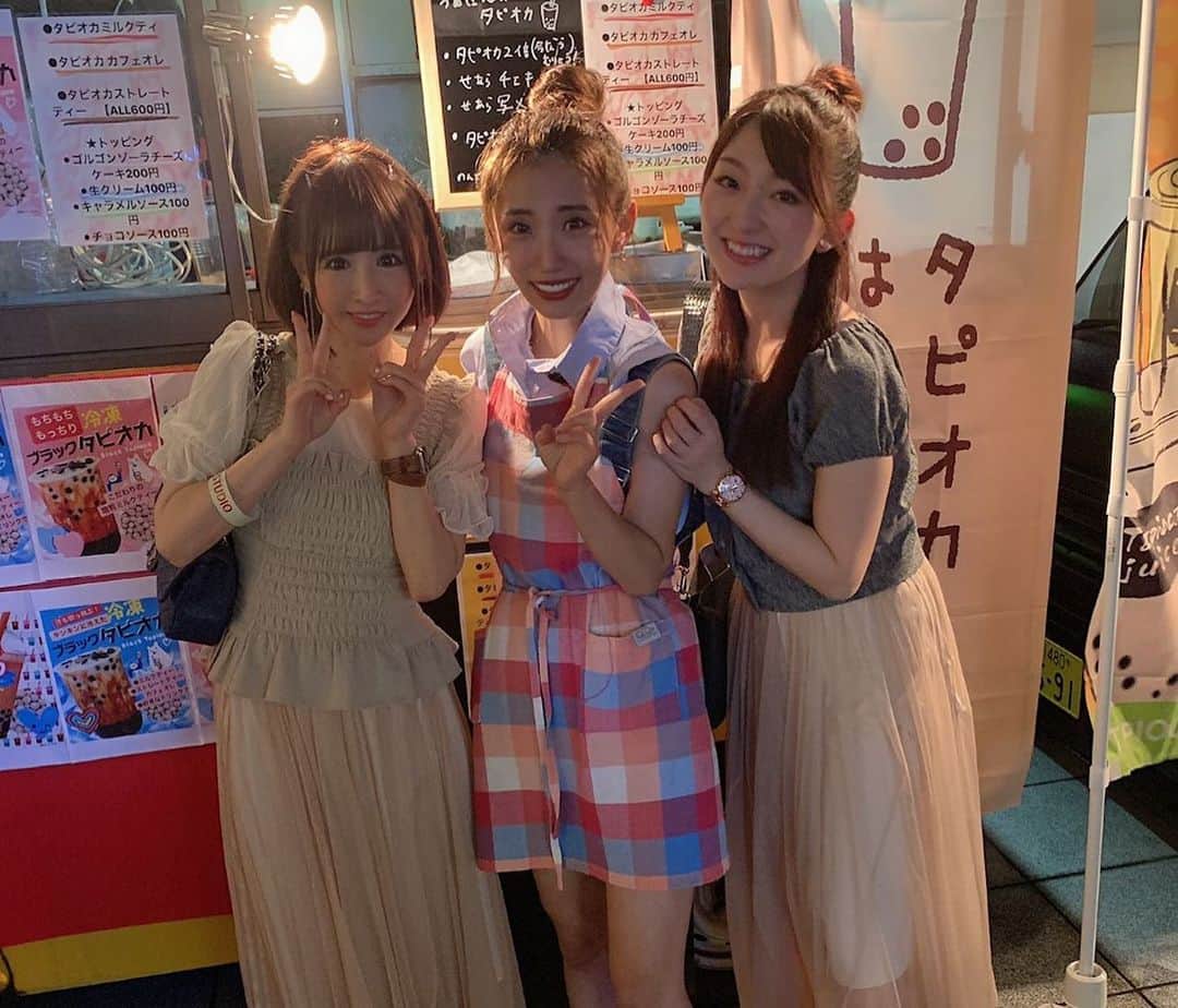 尻無浜冴美さんのインスタグラム写真 - (尻無浜冴美Instagram)「せあらのタピオカ屋さん遊び行ってきたよ♪﻿ 内緒で行ったからせあら驚いてた🤭💗﻿ せあら1日中頑張ってました（；＿；）﻿ 明日もやってるみたいだからみんなも行ってみてね✨﻿ ﻿ トッピングのホッピングボバ美味い！！﻿ タピオカかと思ったら噛んだ瞬間弾けて中からフルーティな液体が出てくるの♪﻿ ハマる😋😋﻿ ﻿ ﻿ ﻿ ﻿ #江戸東京夜市 ﻿ #神田明神 ﻿ #タピオカ ﻿ #tapioca ﻿ #edocco ﻿ #祭 ﻿ #祭り ﻿ #夜市 ﻿ #神田 ﻿ #kanndamyoujin ﻿ #神社 ﻿ #shrine ﻿ #光上せあら ﻿ #温泉はずき」8月23日 22時50分 - saemi_shinahama