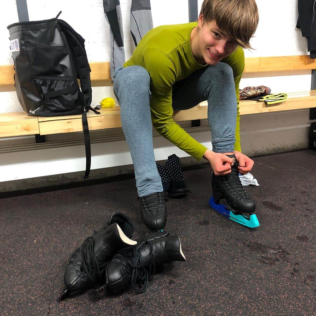 デニス・ヴァシリエフスのインスタグラム：「Nothing quite like the feeling of putting on brand new skates! 😁 #goldseal #johnwilsonblades #edeaskates #edeafamily」