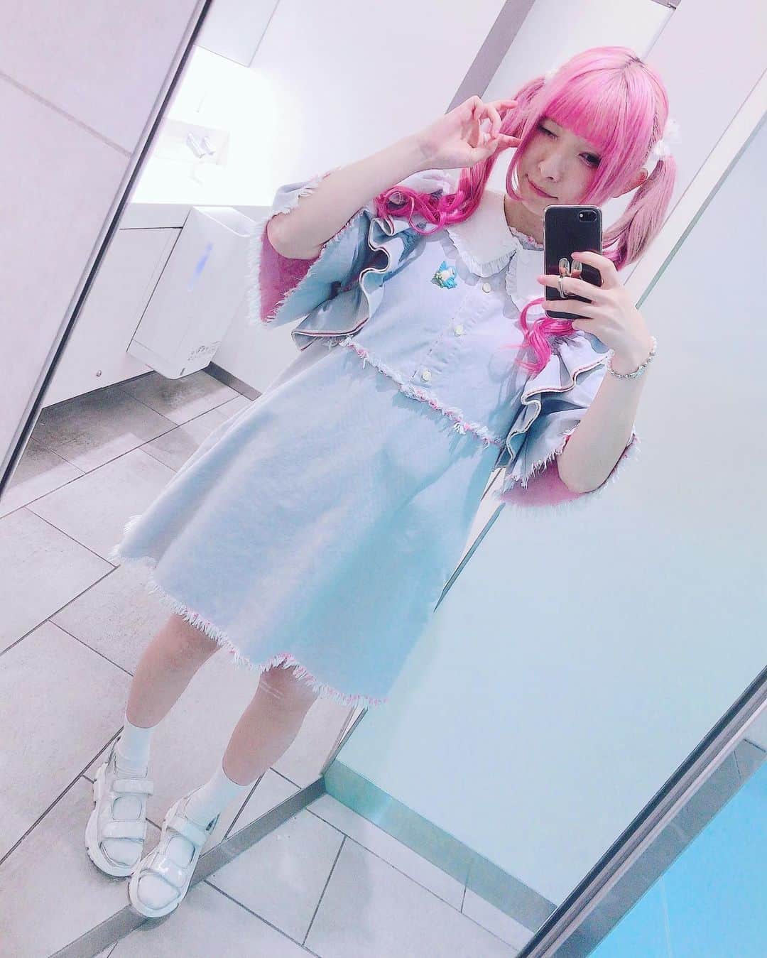 のインスタグラム：「たまには私服でも。明るいデニムってけっこう好き。なんとなくノリで髪の毛ピンクに戻してみたっ久々ぴんやっぱしっくりくるなぴ。  #littlesunnybite  #eden #付け襟 #派手髪 #haircolor #hairstyles #viviennewestwood」