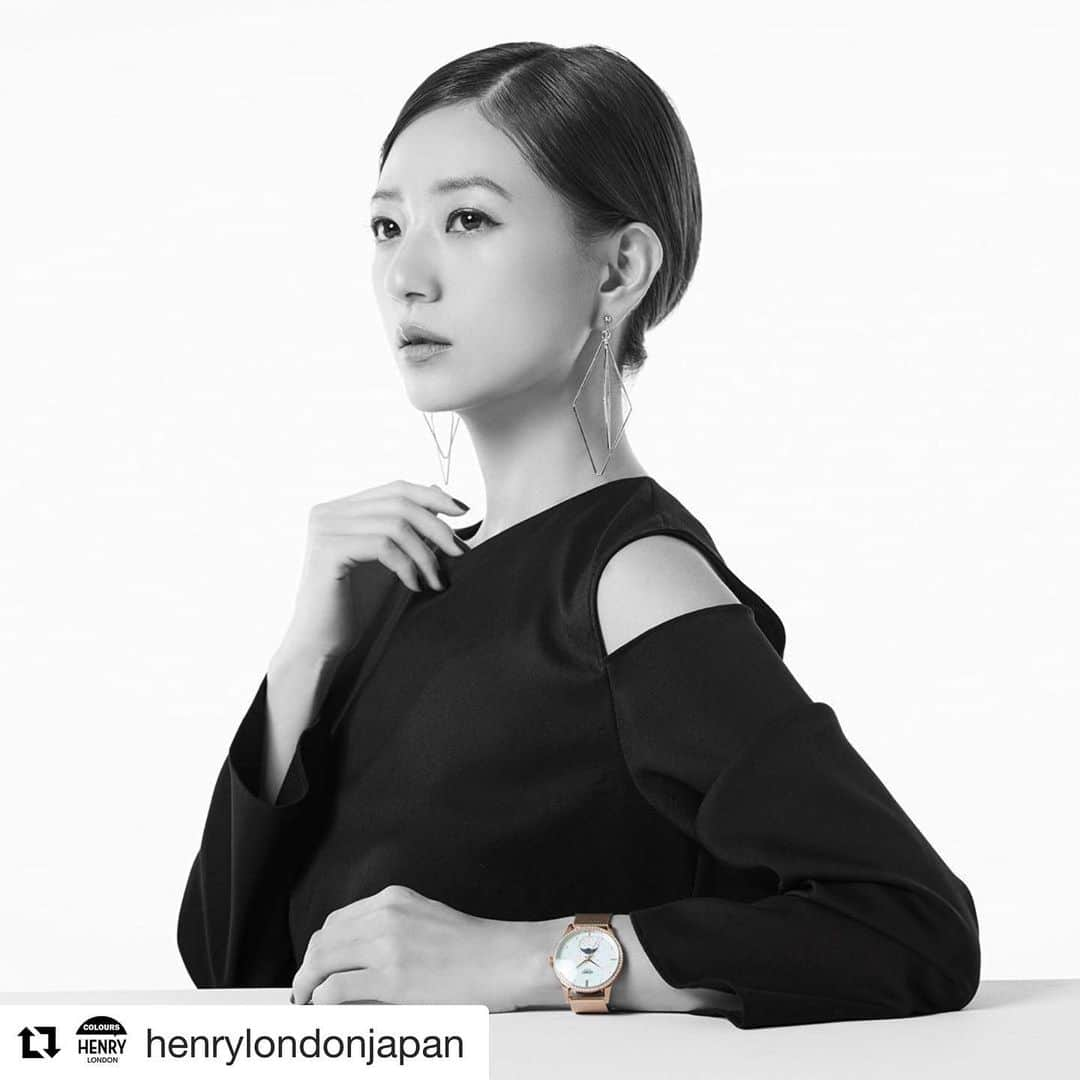 伊藤千晃さんのインスタグラム写真 - (伊藤千晃Instagram)「#Repost @henrylondonjapan with @get_repost ・・・ ・ MOONPHASE ・ 「今日地球から見える月の形」を教えてくれる、ロマンチックなムーンフェイズ🌝 ダイヤルの上に散りばめられた星形のスタッズとチェコビーズが煌めき、手元の角度を変えるごとにホワイトのマザー・オブ・パールダイヤルが七色に輝きます✨ ・ HL35-LM-0322 ・ ・ @kikichiaki ・ ・ #伊藤千晃 #ヘンリーロンドン#henrylondon #henrywatches #gift #watch #jewelry #london #england #ギフト #プレゼント #腕時計 #時計 #ジュエリー #⌚#チェコビーズ #ムーンフェイズ」8月23日 23時02分 - kikichiaki