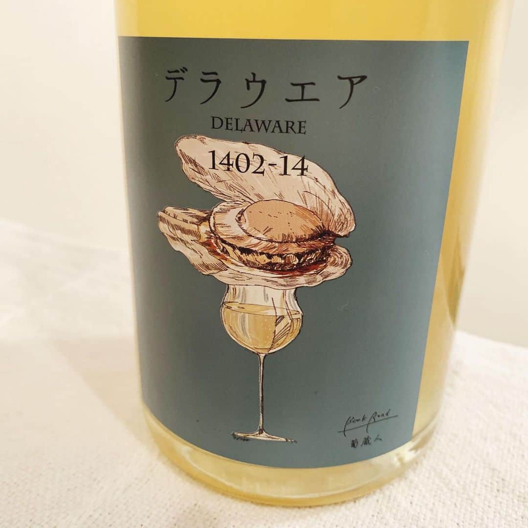 Fashion Headlineのインスタグラム：「【EDITOR'S BLOG】 暑い夏は、キリッと冷やしたスパークリングワイン! 帆立貝のイラストがキュートな、東京下町のスパクーリングワインをご紹介。  詳しくは @fashionheadlinejpn のサイトよりチェック!  #ワイン #スパークリングワイン #夏 #泡 #wine #sparklingwine #日本ワイン #下町 #デラウエア #ぶどう #bookroad #葡蔵人」