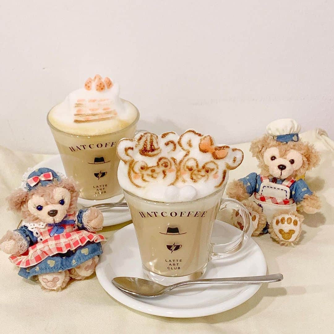 のインスタグラム：「🐻💗🐻🎀﻿ ﻿ 可愛すぎるダッフィー＆シェリーメイの﻿ ラテアート☕️💕💕💕💕💕﻿ ﻿ ラテアート専門店﻿ HAT COFFEEへ行ってきた☕️🌹﻿ ﻿ ﻿ 作ってるところの動画も撮ったので見てね❣️﻿ ﻿ ﻿ #hatcoffee#latteart#duffy #shelliemay#ハットコーヒー#ラテアート#ダッフィー#シェリーメイ#ショートケーキ#蔵前カフェ#蔵前#上野カフェ#みいきのカフェめぐり☕️🍰」