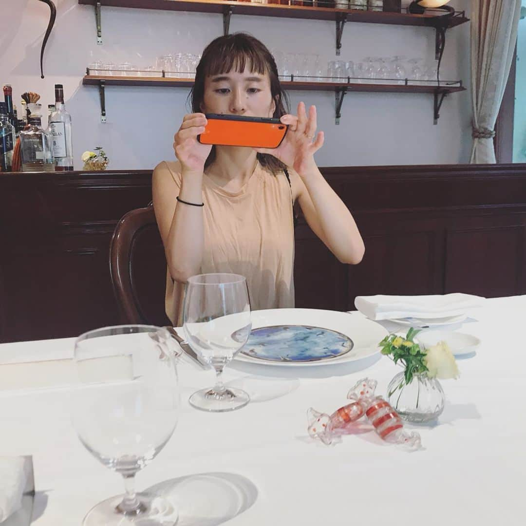 小松美緒さんのインスタグラム写真 - (小松美緒Instagram)「結婚4周年記念&お誕生日のお祝いで 旦那様が奮発してくれて、代官山のASOに✨ 去年は娘を産んだばかりで自分の誕生日を感じる余裕もなかったけれど、  今年は家族3人でステキなお店ですごく美味しいご飯をたべれて、娘も一緒にご飯をたべれるほど大きくなったのだなぁと感慨深く、、、 嬉しい時間でした。 いつもありがとう。 35歳も周りにいてくれる人や家族みんなを大事にできますように✨✨ お仕事も子育ても楽しみながらがんばりましょう。」8月23日 23時24分 - komatsumio