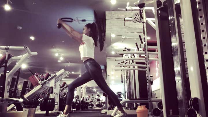 のインスタグラム：「Work it out 💪😆 @figurebody_sakae  #yuumibodymake #havefun #motivation #gym #フィギュアボディ #運動 #トレーニング #ワークアウト #ワークアウト女子 #figurebody @yasueayumi_b3style」