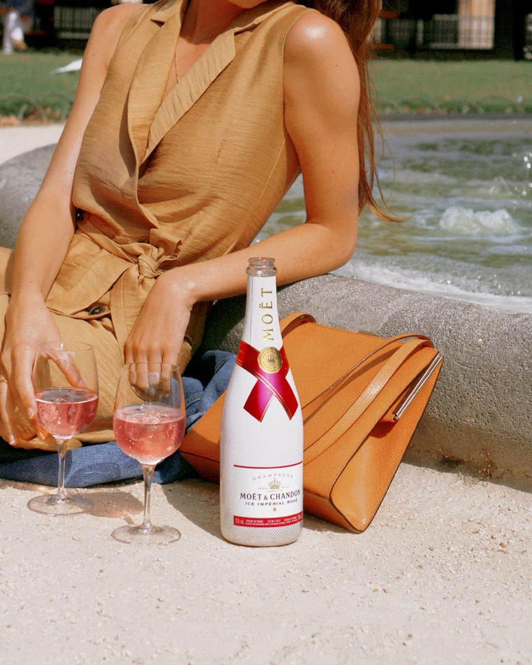 Moët & Chandon Officialさんのインスタグラム写真 - (Moët & Chandon OfficialInstagram)「A refreshing enchantment. Picture by @mooncube #MoetMoment #MoetIceRosé #SummerMood . This material is not intended to be viewed by persons under the legal alcohol drinking age or in countries with restrictions on advertising on alcoholic beverages. ENJOY MOET RESPONSIBLY」8月23日 23時26分 - moetchandon