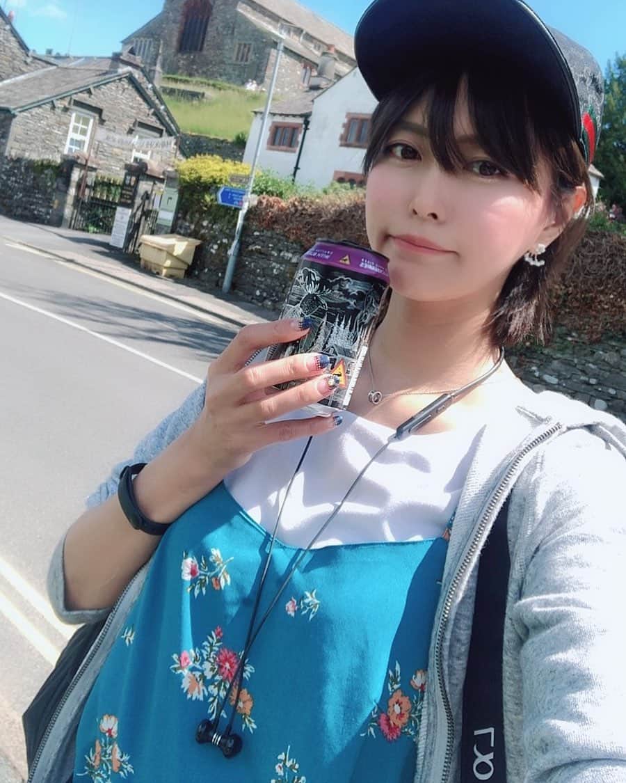 叶恵まそらのインスタグラム：「イギリスの田舎町でクールなパッケージのビール飲みながらブラブラ🚶🏻‍♀️ 自由だな～」