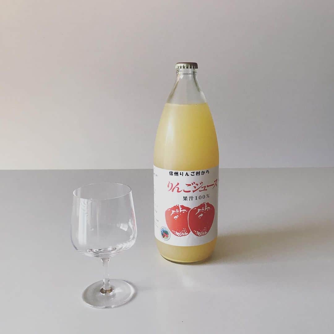 渡辺有子のインスタグラム：「スタッフ栗ちゃんからの長野お土産。 りんご村のりんごジュース🍎コレ、おいしいんです❤︎」