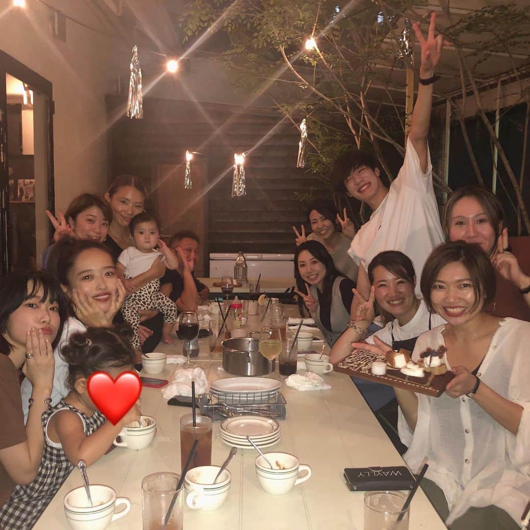近藤千尋のインスタグラム：「今年も出来ましたBBQ🥰❤️ 大好きなみんなと一緒に わいわいがやがや楽しかった🤤🍖 去年お腹にいた、あいかも👶 一年ってあっという間だ❤️ また来年だね🌞 ステキなBBQの場所は @hoff.tokyo  です💓 リアルに通う大好きなお店😍 赤ちゃんもわんちゃんも入れます☺️ #BBQ」