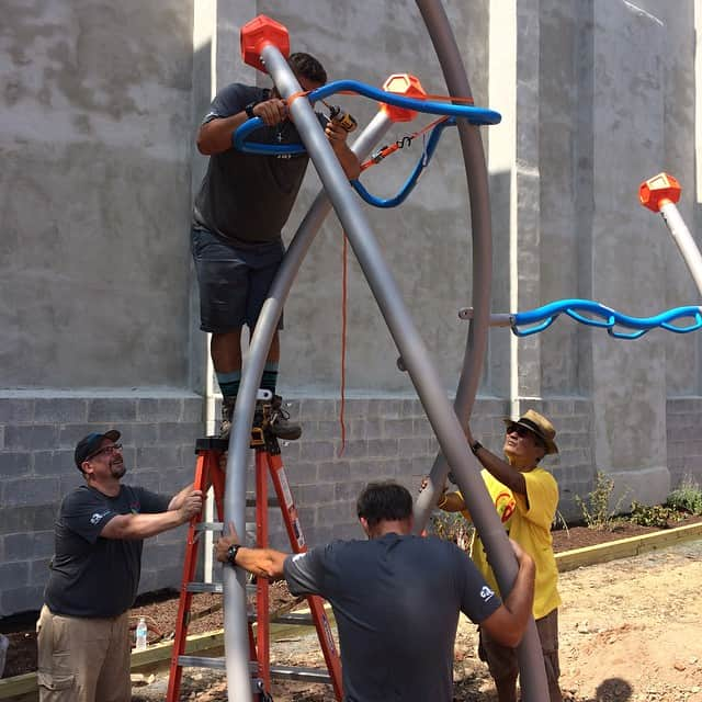 ラリー・ギリアード・Jrさんのインスタグラム写真 - (ラリー・ギリアード・JrInstagram)「Helped build a playground yesterday! Always an amazing feeling being surrounded by people who take time out of their lives to volunteer for a good cause. Sharing in building, the sense of accomplishment and knowing that some kids will have the time of their lives playing on this are all emotionally fulfilling! Hard work, but had a blast! #franklinsquare #mybmore #baltimore #community #blessed #grateful #2019」8月23日 23時52分 - thereallgjr