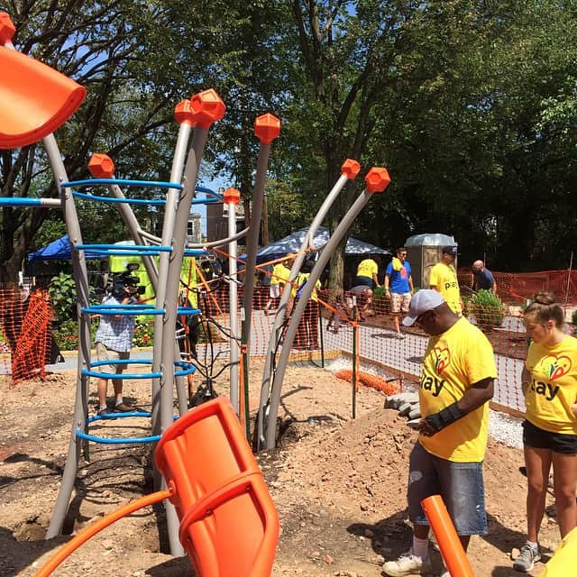 ラリー・ギリアード・Jrさんのインスタグラム写真 - (ラリー・ギリアード・JrInstagram)「Helped build a playground yesterday! Always an amazing feeling being surrounded by people who take time out of their lives to volunteer for a good cause. Sharing in building, the sense of accomplishment and knowing that some kids will have the time of their lives playing on this are all emotionally fulfilling! Hard work, but had a blast! #franklinsquare #mybmore #baltimore #community #blessed #grateful #2019」8月23日 23時52分 - thereallgjr