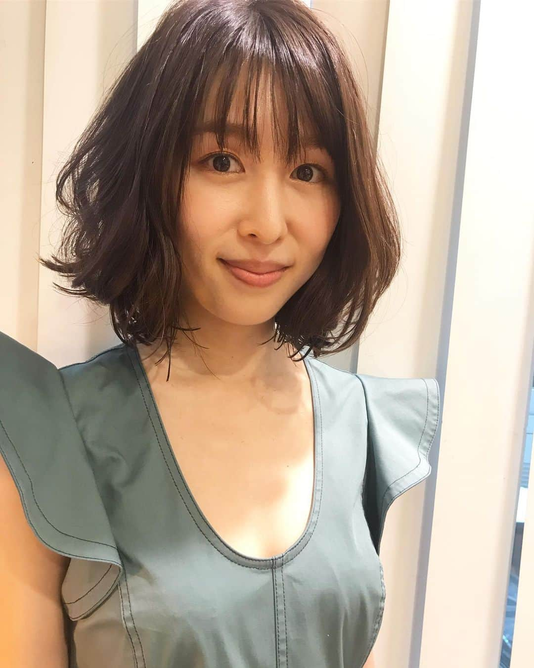 成田沙季のインスタグラム：「髪を切りました☺︎🧡 こんなに短いのは幼稚園以来🤣 だいぶドキドキだったけど、絶対的信頼をしているroraimaの服部さんのおかげでとても気に入りました🙌 巻かなくても良い感じになって嬉しい🙆‍♀️ 新たな髪型でまたよろしくお願い致します☺️ #roraima #代官山 #ayuhattori  #ヘアカット #ヘアカラー #髪型 #ヘアスタイル  #ヘアサロン」