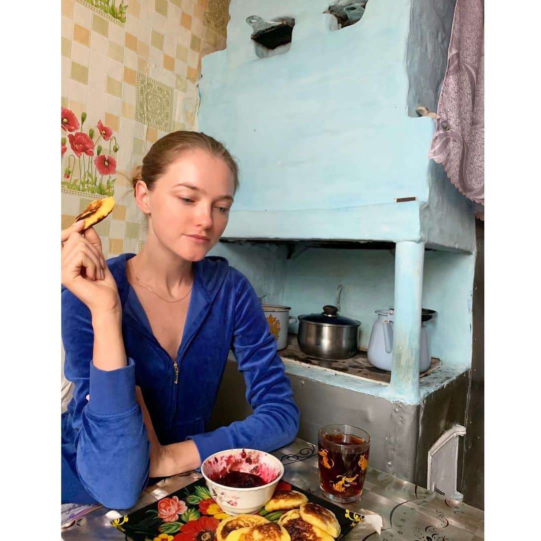 ヴラダ・ロスリャコヴァのインスタグラム：「Когда забываешь о здоровом питании и ешь варенье ложками. В гостях у самых родных.」