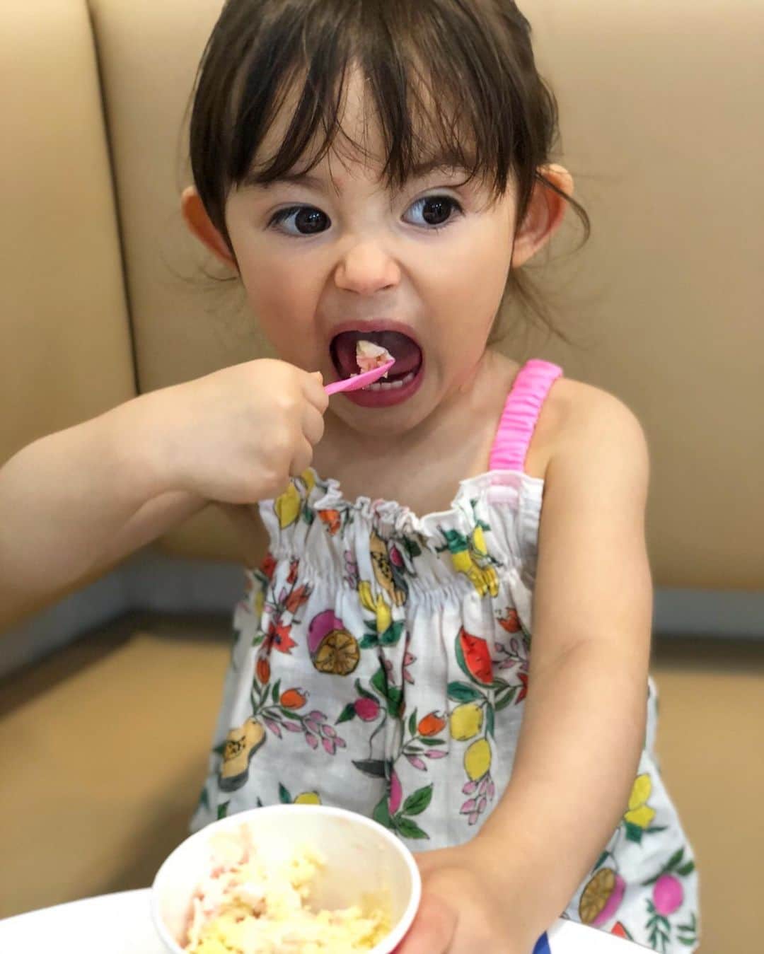 舟橋菜々さんのインスタグラム写真 - (舟橋菜々Instagram)「瑠花るか丸、31アイスクリームデビュー🍨 いつも色々迷うくせに、結局バナナアンドストロベリーを選んでしまう🍌🍓笑 皆さんは何のフレーバーが好きですか？🤓💡✨ Happy ice cream time! #baskinrobbins#icecream#summer#hot#japan#yummy#delicious#baby#kid#cute#happy#smile#love#サーティワン#アイスクリーム#バスキンロビンス#夏#赤ちゃん#2歳#子供#育児#子育て#親バカ部#ベビフル#ママリ#コドモノ」8月23日 23時52分 - wombatnana