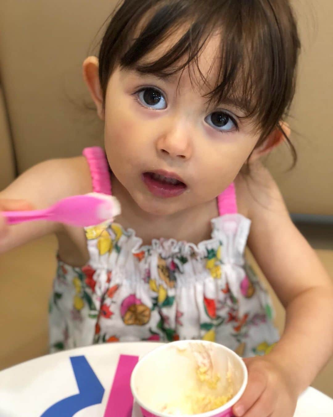 舟橋菜々さんのインスタグラム写真 - (舟橋菜々Instagram)「瑠花るか丸、31アイスクリームデビュー🍨 いつも色々迷うくせに、結局バナナアンドストロベリーを選んでしまう🍌🍓笑 皆さんは何のフレーバーが好きですか？🤓💡✨ Happy ice cream time! #baskinrobbins#icecream#summer#hot#japan#yummy#delicious#baby#kid#cute#happy#smile#love#サーティワン#アイスクリーム#バスキンロビンス#夏#赤ちゃん#2歳#子供#育児#子育て#親バカ部#ベビフル#ママリ#コドモノ」8月23日 23時52分 - wombatnana