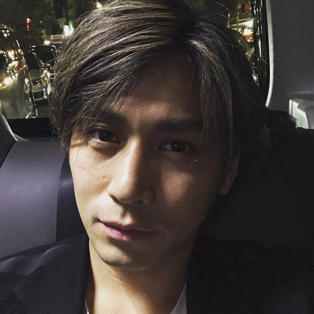 崎本大海さんのインスタグラム写真 - (崎本大海Instagram)「みなさんこんばんは。  崎本大海、３３歳になりました。  ゾロ目です。  ３０歳になった時、３０代の中では一年生だって思って  まだまだこれから！！ なんでもできる！なぁんて思って生きてました。  けどあれから三年経って、けっきょく  毎年、変わろう変わろうと思って何も変わらない自分がいた気がします。  誰かに夢を与えたい、自分の人生を通して、背中で示せる何かを残したい  そんな風に思ってずっと生きてきたんですけど  それが漠然としてしまっていました。  だけどようやくふっきれた気がします。  迷いが消えて、しっかりとした道が見え始めてきました。  ふらふらしているようにしか見えなかったと思いますけど、  今年の崎本は、いろいろやります。  それがもう少しで形にできると思うので  みなさん待っていてください。  よろしくおねがいします。  そして、あらためて  応援してくれている皆様  ほんとうにありがとうございます。  誰しも自分に自信をもつことは簡単なことではないと思います。  だけれど、僕には応援してくれる皆さんがいてくれたことが  一歩を踏み出す勇気になり、  その一歩を力強いものにしてくれました。  チャレンジすることはいつでも勇気がいりますが  そのおかげで一歩一歩つよくなれることを知ったならば  どこまでも挑み続けることができるんだって今なら信じられるのです。  なんて、、青春すぎ？笑  だけど、自分と向き合うきっかけは、  この先の人生のどこにだってあるのだと思います。  むしろ、この気持ちをずっと持って生きていたいと思うのです。  こんな僕ですが、まだまだ末永く  よろしくおねがいします。 (^^) とりとめもない感じになりましたが  明日も仕事、がんばって行ってきます。」8月23日 23時58分 - hiromi.s0823