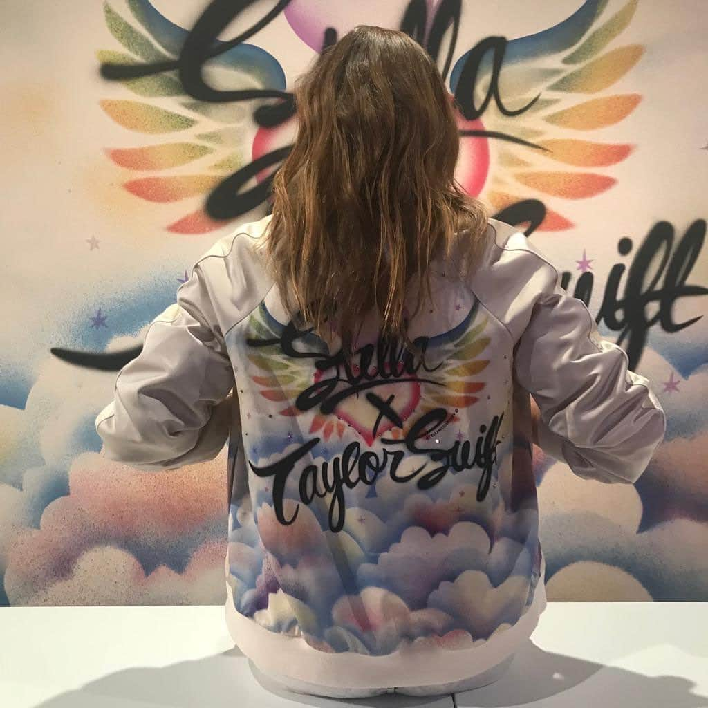 ステラ・マッカートニーさんのインスタグラム写真 - (ステラ・マッカートニーInstagram)「Badass bomber jacket. Snap up our two limited-edition, sustainable #StellaxTaylorSwift pieces now! 💕 Only available at our London and New York stores, or on StellaMcCartney.com until the 29th of August. ⁣⁣ Learn more on #StellasWorld.⁣ ⁣ ⁣ #StellaMcCartney #TaylorSwift」8月23日 23時58分 - stellamccartney