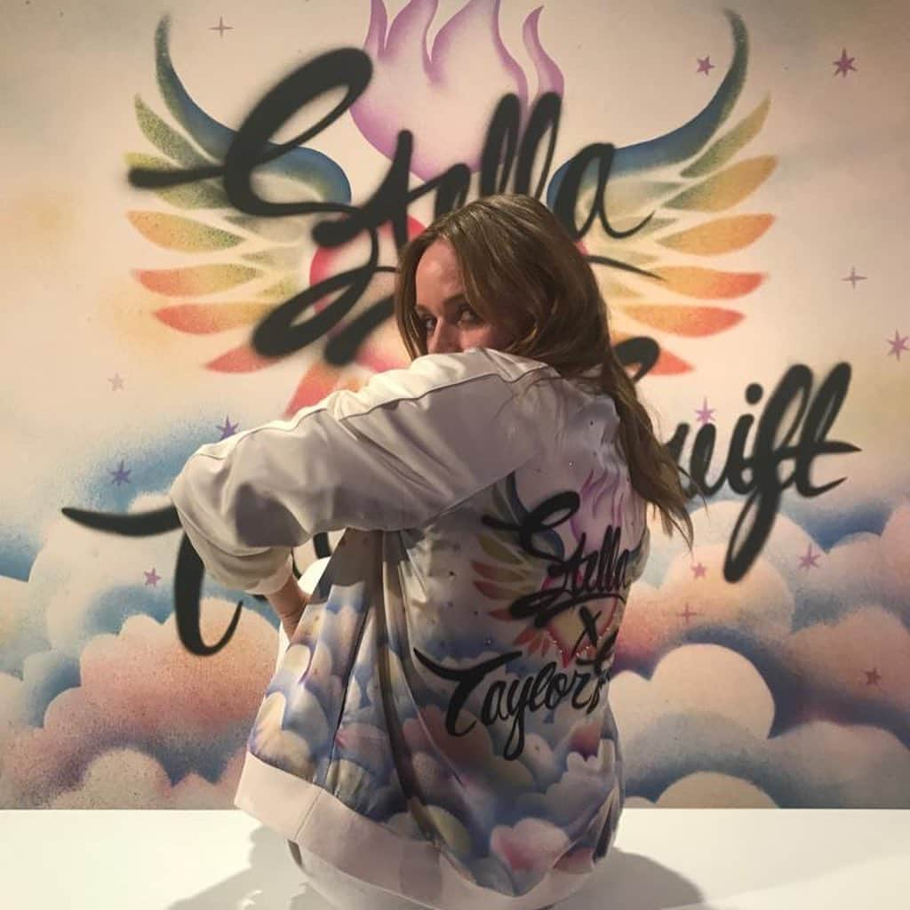 ステラ・マッカートニーさんのインスタグラム写真 - (ステラ・マッカートニーInstagram)「Badass bomber jacket. Snap up our two limited-edition, sustainable #StellaxTaylorSwift pieces now! 💕 Only available at our London and New York stores, or on StellaMcCartney.com until the 29th of August. ⁣⁣ Learn more on #StellasWorld.⁣ ⁣ ⁣ #StellaMcCartney #TaylorSwift」8月23日 23時58分 - stellamccartney