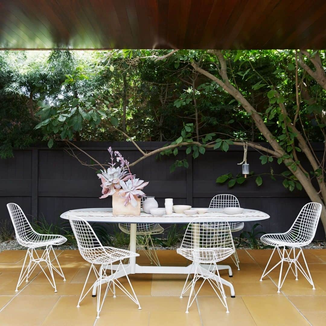 Herman Miller （ハーマンミラー）さんのインスタグラム写真 - (Herman Miller （ハーマンミラー）Instagram)「With more than two million unique configurations possible, the iconic Eames Shell Chair is unmatched in versatility and adaptability. Discover how this simple, gracious form can follow you through the many stages of life. Link in bio.  @eamesoffice | Available from Herman Miller in all regions except Europe and the Middle East. Contact @vitra for these regions.」8月24日 0時00分 - hermanmiller