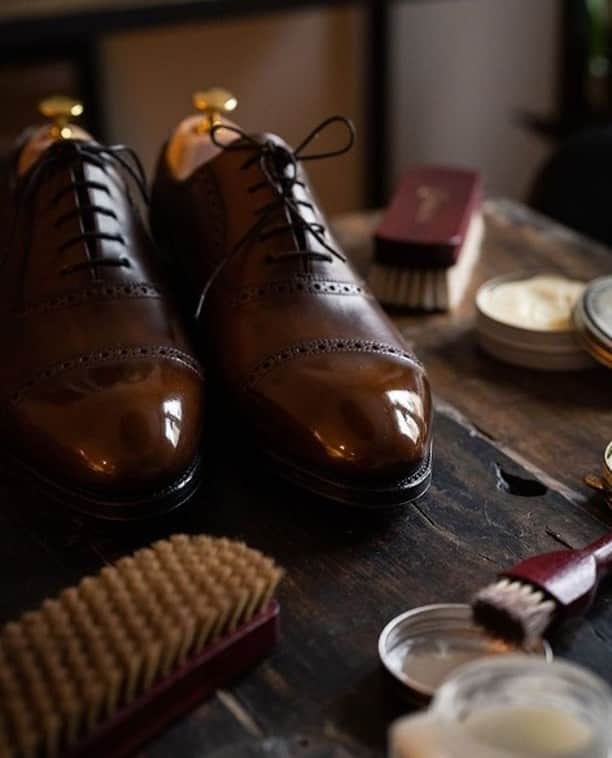 Saphirさんのインスタグラム写真 - (SaphirInstagram)「Taking care of your shoes can become a pleasant moment when using exceptional products such as Saphir Beauté du Cuir creams and waxes. . Prendre soin de vos chaussures peut être un moment vraiment agréable quand on utilise des produits d'une qualité incomparable tels que les crèmes et cirages Saphir Beauté du Cuir. . Photo : @datinventory . . #SaphirOfficial #Saphir #ShoeShine」8月24日 0時02分 - saphir_official