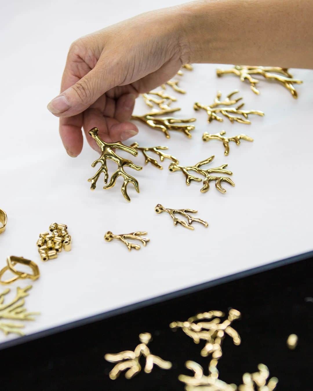 グーセンス パリのインスタグラム：「Putting all the parts of our "Coral" Necklace together. . . #📸 by @mathieu.bonnin . . #Goossens #necklace #coral #yellow #gold #brass #TributetoRobertGoossens」