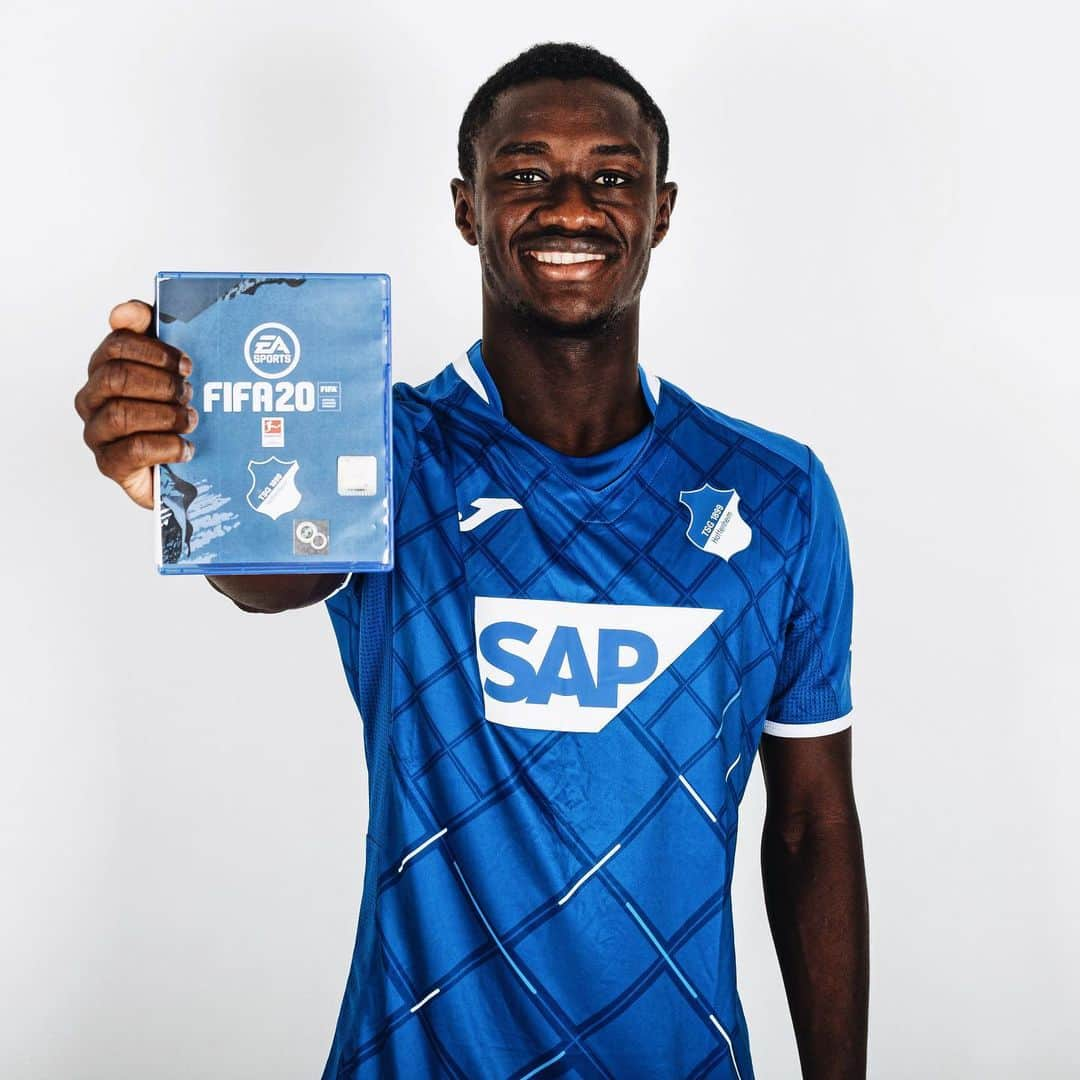 TSG1899ホッフェンハイムさんのインスタグラム写真 - (TSG1899ホッフェンハイムInstagram)「🚨🚨🚨 LIMITIERT! 🚨🚨🚨 Bestellt JETZT die #TSG-Club Cover Edition von #FIFA20 vor und erhaltet das Spiel für die @playstation 4 versandkostenfrei am 27. September 👉🏼💻 shop.achtzehn99.de! ⚽️🎮💙」8月24日 0時06分 - tsghoffenheim