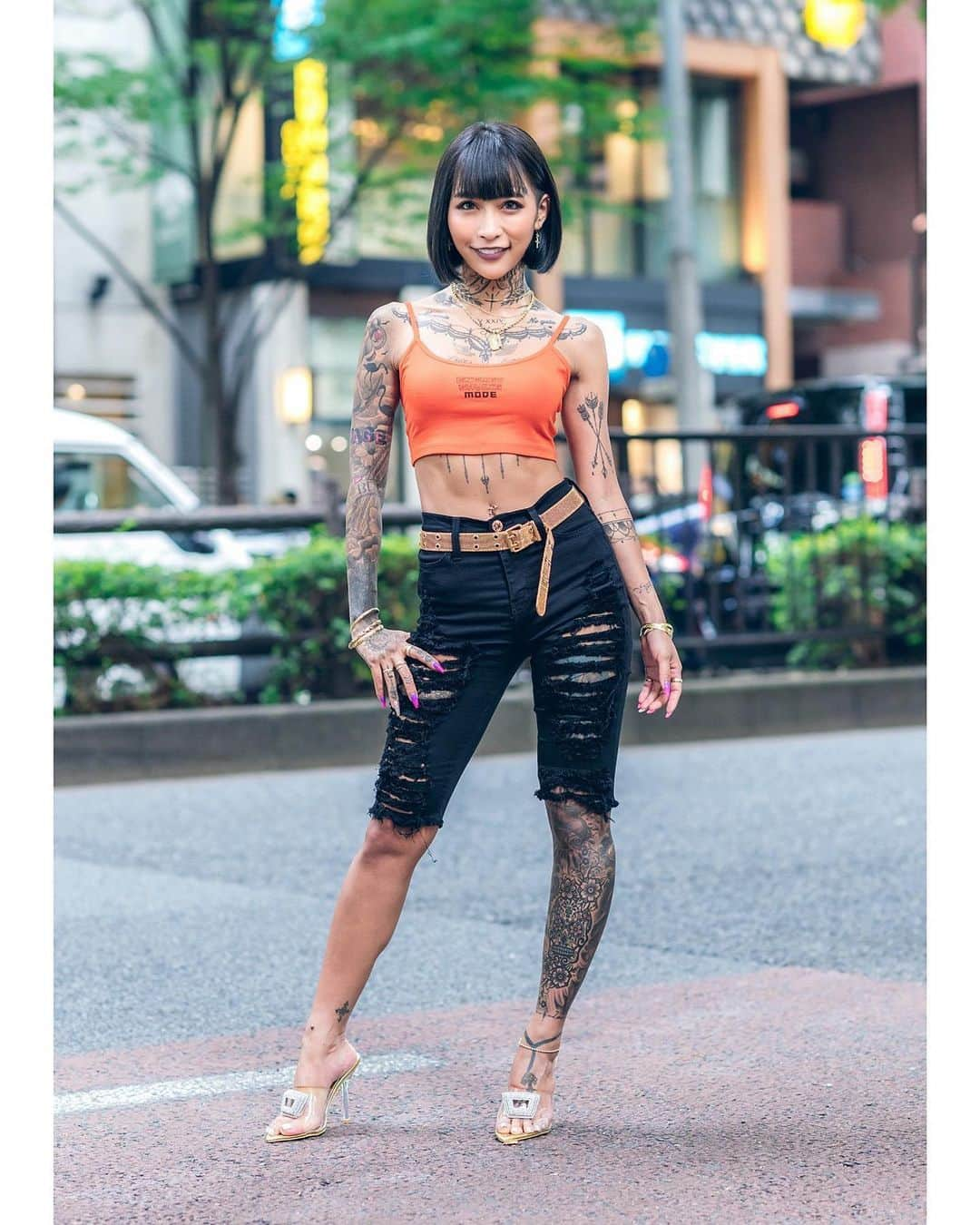 Harajuku Japanさんのインスタグラム写真 - (Harajuku JapanInstagram)「Popular Japanese hair/makeup artist and gyaru/tattoo model Mana Izumi (@izumana19890629) on the street in Harajuku wearing a Bershka "Energy Saving Mode" crop top with Top Secret ripped denim shorts and heels by the Japanese brand Yello.」8月24日 0時16分 - tokyofashion