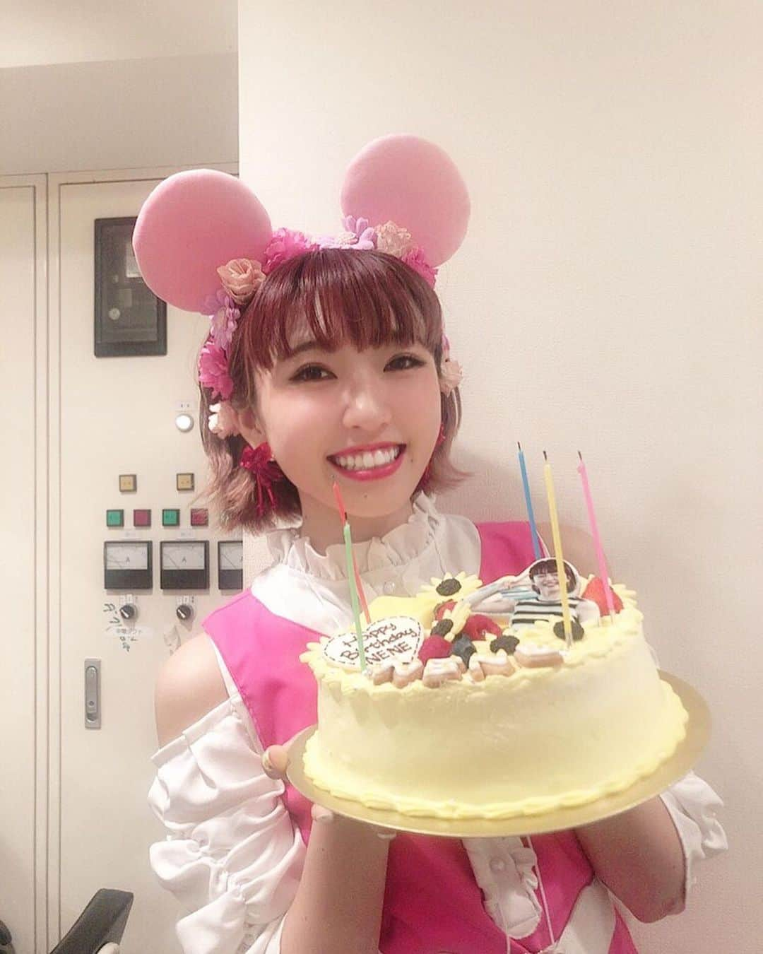 村島未悠さんのインスタグラム写真 - (村島未悠Instagram)「NENE さんHappy Birthday 🎂 💗  年々、ねーさんと お出かけする回数が増えて 幸せです(*´∀`)♪ ねーさんといると、 いつも前向きな気持ちになれる🌻 ねーさんの明るさで引っ張っててくれるから、頑張れたことも沢山あるの☺️✨ いつも本当にありがとう。 23歳のねーさんにも、 たくさん頼ってしまうかもしれないし、 たくさん頼ってほしいし！！ これからもよろしくね╰(*´︶`*)╯♡ 向日葵スマイルのねーさん 何でもできるねーさん 優しいねーさん 努力家ねーさん 尊敬できるところがたくさんある 全部大好きです。  素敵な一年になりますように。 おめでとう💗💗💗 #ねねみゆ #大好き」8月24日 0時10分 - happy_miyu0827