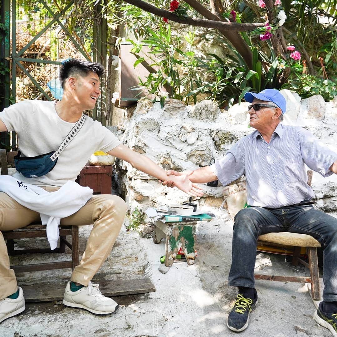 梅川壱ノ介（舞踊家）のインスタグラム：「𝔸𝕔𝕣𝕠𝕡𝕠𝕝𝕚𝕤 ￣￣￣￣￣￣￣￣￣￣￣￣￣￣￣￣￣￣￣￣￣￣￣￣￣￣ アクロポリスへの途中、迷子になってしまいました  道を教えてくれた、親切なおじさんが ギターを弾いてくれました  #梅川壱ノ介  #ギリシャ #アテネ #アクロポリス #ギター #親切なおじさん」