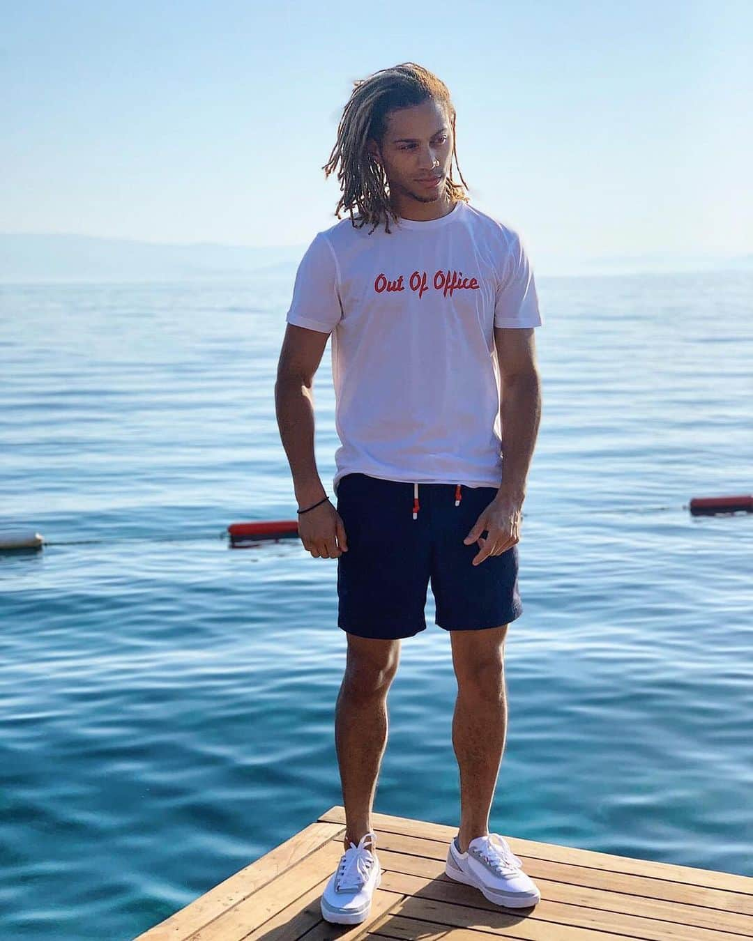 オールバーブラウンさんのインスタグラム写真 - (オールバーブラウンInstagram)「Lucky enough to be having a long weekend? ☀️ Want an #OutOfOffice Slogan T-shirt? Easy, just share your own #OBsAroundTheWorld image, go into any store globally and collect a complimentary OB slogan t-shirt. If you add #PrizeDraw to your post you will automatically be added into our competition to win £1000 worth of OB product. (T&Cs in bio). #OrlebarBrown #FeelSummer」8月24日 0時23分 - orlebarbrown