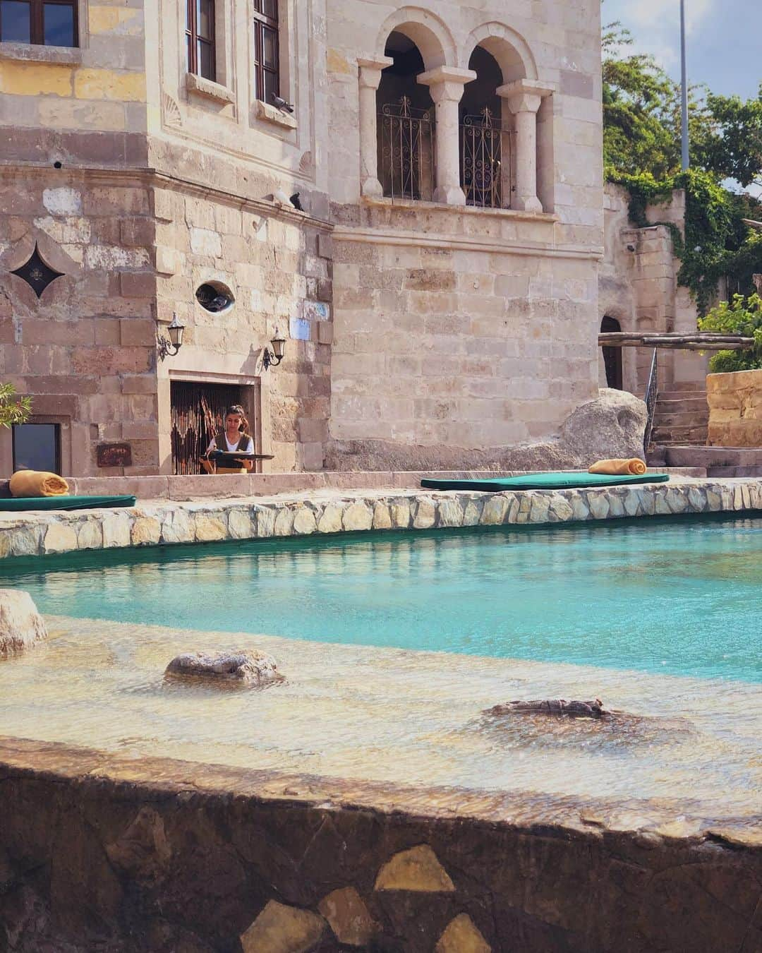 辰巳奈都子さんのインスタグラム写真 - (辰巳奈都子Instagram)「宿泊したmuseum hotel Cappadocia🇹🇷 バルコニーもプールも、一体どこの異国に迷い込んだんだろうと思うほど、 美しい世界観でした✨  アメリカだったらラスベガスから3〜4時間かけていくグランドキャニオンが、  すぐそばにゴロゴロ存在していました。  The museum hotel cappadocia I stayed in🇹🇷the balcony and pool,the more I thotght I was lost in different country,it was a beautiful world view.If it was in America,I would take 3to4 hours from Lasvegas.The Grand canyon had a rumble right around the corner.  #Cappadocia#turkey#hotel#museum#pool #post 2枚目のオレンジ色は美香ちゃん笑 #トルコ#カッパドキア#ホテル#女子旅」8月24日 0時23分 - tatsumi_natsuko