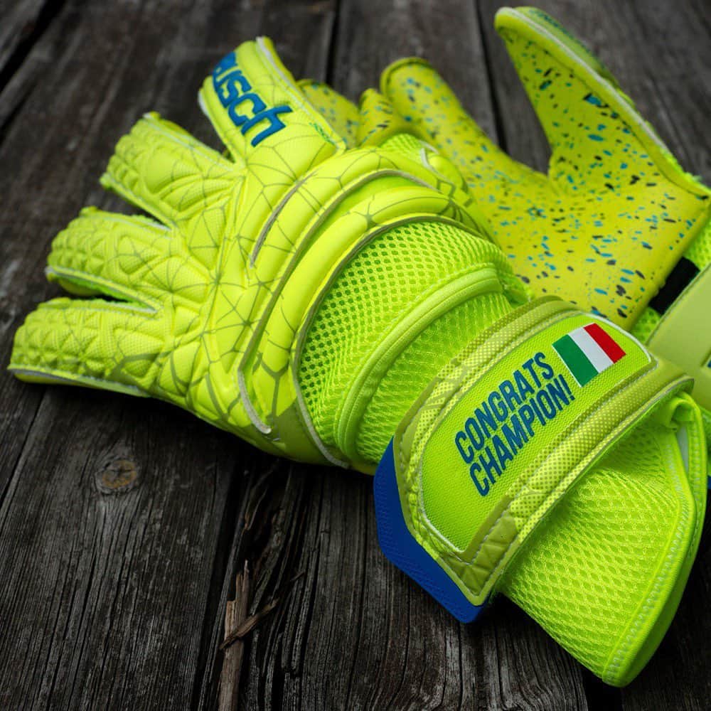 のインスタグラム：「WIN MY GLOVES! 🧤 To celebrate the Serie A start I give away on pair of my very special Reusch gloves from last season’s Scudetto party! How to participate:  1. Follow @reuschgoalkeeping 👈 2. Like this post 👍 3. Tag two friends 👇 The randomly picked winner will be announced ‪in one week from today!‬ (This promotion is not endorsed by Instagram.) #reusch #ad」