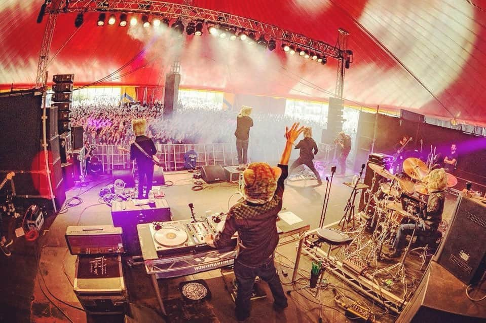 Man With A Missionさんのインスタグラム写真 - (Man With A MissionInstagram)「Flashback to our set at @officialrandl Festival last year! You guys were awesome! 🇬🇧🎪 . Have a great time to everyone going this weekend.  We hear the sun is gonna shine for you! ☀️🐺🎶😎 . . . #ReadingFestival #LeedsFestival #RandLfestival #fbf #FlashbackFriday」8月24日 0時37分 - mwamofficial