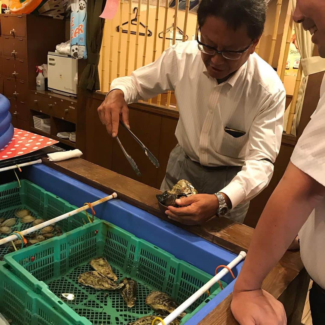 鶏魚 谷町のインスタグラム：「鶏魚です！しーちゃんです🎶 本日もご来店ありがとうございました♡  #プレミアムフライデー #宴会 #鶏魚 #大阪 #谷町四丁目 #駅近 #セルフ飲み放題 #地域最安値 #コース #座敷 #個室 #貝盛り放題 #ガンガン焼き #あさり #はまぐり #ホンビノス貝 #牡蠣 #さざえ #飲み会 #女将」