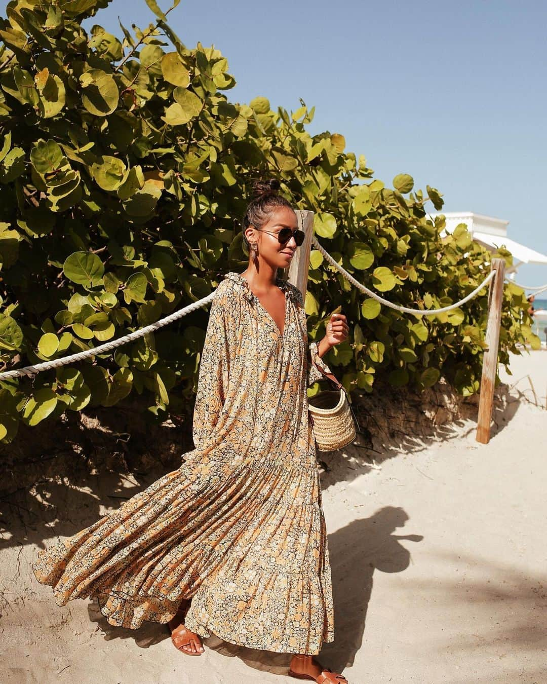 ジュリー・サリニャーナさんのインスタグラム写真 - (ジュリー・サリニャーナInstagram)「Happiest in pretty dresses, top knots and barefoot! 💕 • wearing @freepeople」8月24日 1時01分 - sincerelyjules